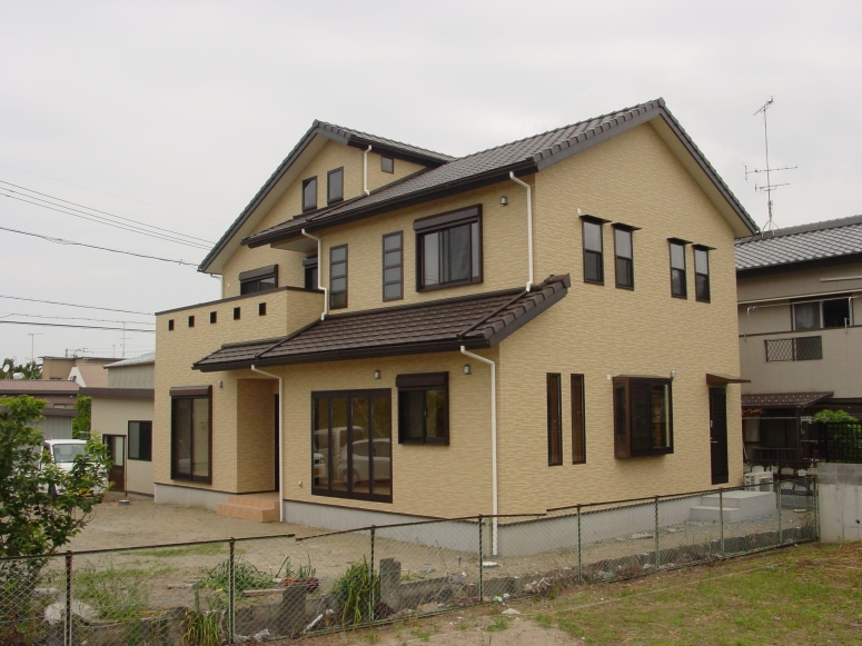 上げ下げ窓、縦すべり出し窓がバランスよく並べられた住宅